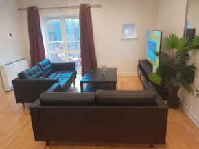 City Centre Apartment with Parking